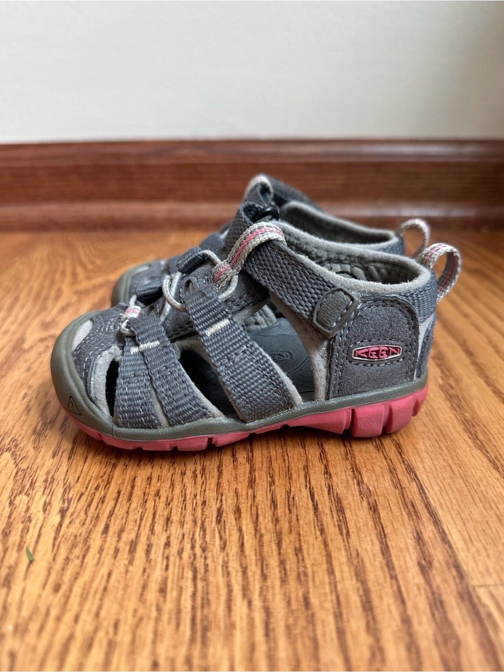KEEN Seacamp CNX Sandals Girls 4 Gray-pink
